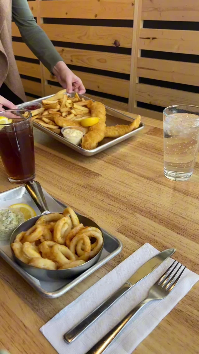Come hungry, leave happy 🐟🍟Grab a bite and enjoy!#foodiegram #foodiesofinstagram #joeys #foodielife #eats #seafood #diningout #joeysfishshack #joeysseafood
