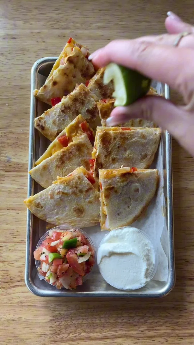 Shrimp quesadilla coming in hot 🦐🔥 The perfect way to start your meal.#joeys #quesadilla #appetizer #foodie #foodiesofinstagram